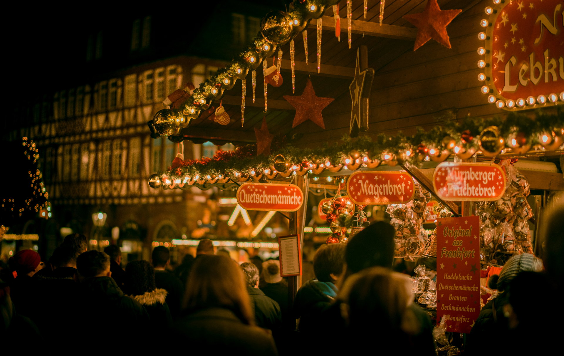 Stimmungsvoller Weihnachtsmarkt in einer historischen Altstadt mit beleuchteten Buden am Abend