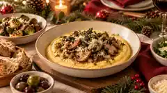 Cremige Polenta mit Pilzragout auf einer festlichen Tafel