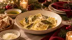 Ravioli mit Salbeibutter auf einer festlichen Tafel